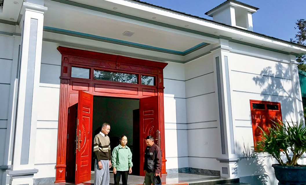 Ngôi nhà xây khang trang gia đình ông Hoàng Quang Công, thôn Phúc Lộc, xã Phúc Ứng (Sơn Dương). Ngôi nhà xây khang trang gia đình ông Hoàng Quang Công, thôn Phúc Lộc, xã Phúc Ứng (Sơn Dương).