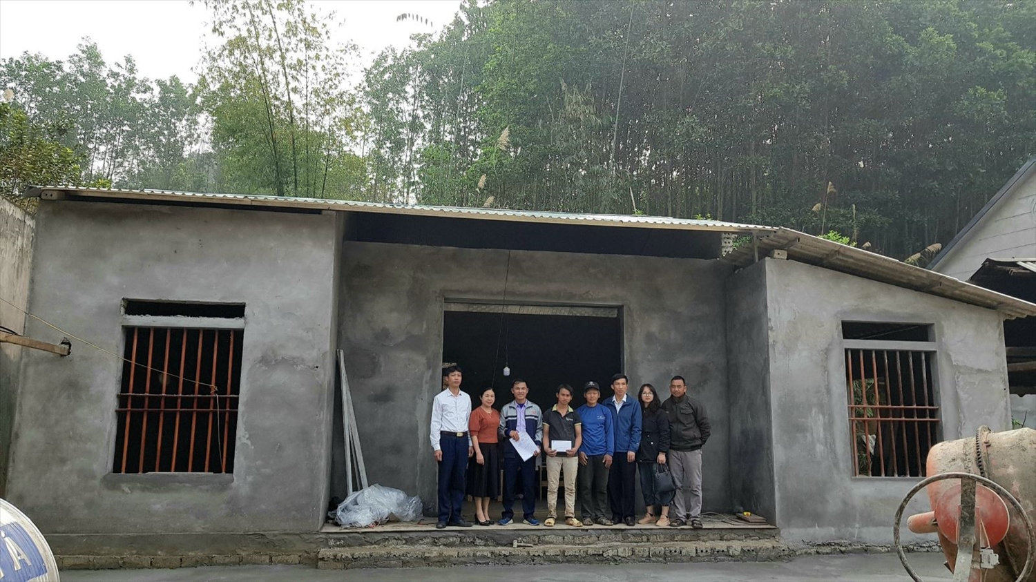 Ủy ban MTTQ huyện Sơn Dương hỗ trợ kinh phí làm nhà ở cho gia đình anh Dương Văn Día, thôn Tân An, xã Đông Thọ Ủy ban MTTQ huyện Sơn Dương hỗ trợ kinh phí làm nhà ở cho gia đình anh Dương Văn Día, thôn Tân An, xã Đông Thọ