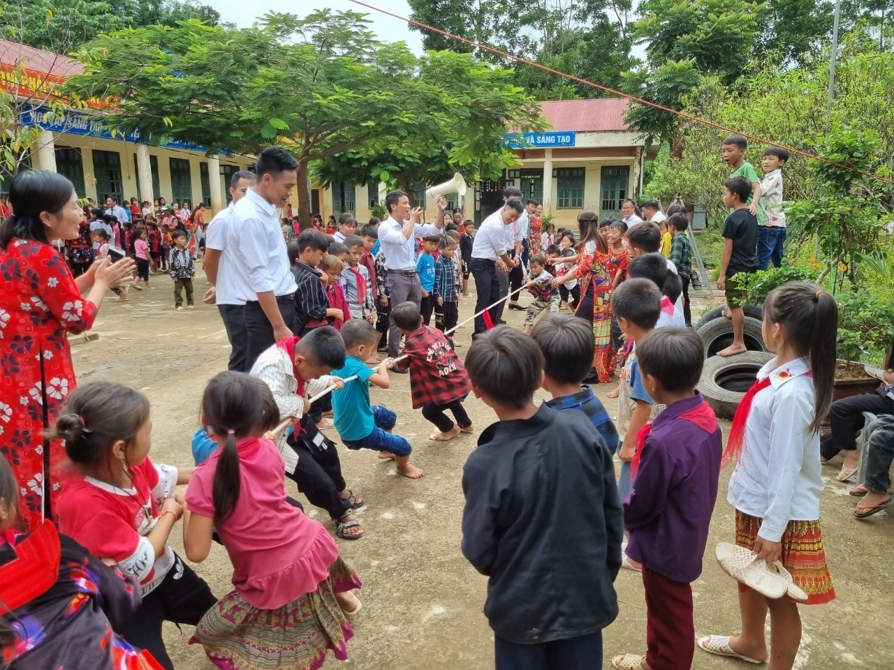 Việc đổi mới phương pháp dạy học, lấy học sinh làm trung tâm, giúp học sinh tiếp cận được nhiều kiến thức về mọi mặt