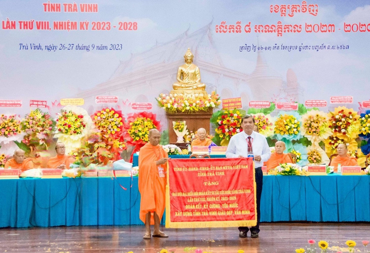 Ông Kim Ngọc Thái, Phó bí thư Tỉnh uỷ, Chủ tịch HĐND tỉnh Trà Vinh trao bức trướng đến Hoà thượng Thạch Sok Xane, Chủ tịch Hội Đoàn kết SSYN tỉnh nhân dịp Đại hội