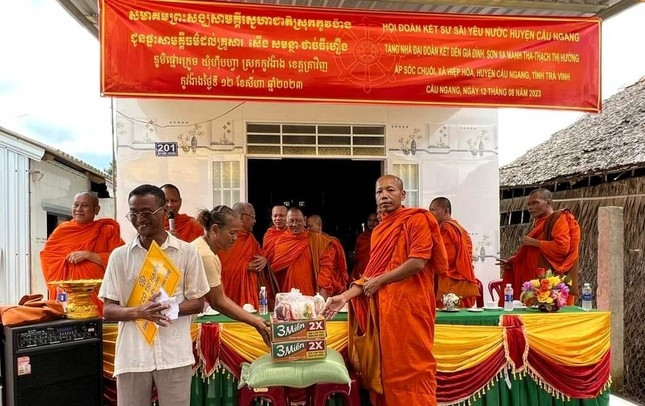 Thường trực Hội Đoàn kết SSYN huyện Cầu Ngang ( Trà Vinh) bàn giao 1 trong 6 căn nnhà đại đoàn kết  được xây dựng và trao vào 10. 2023 