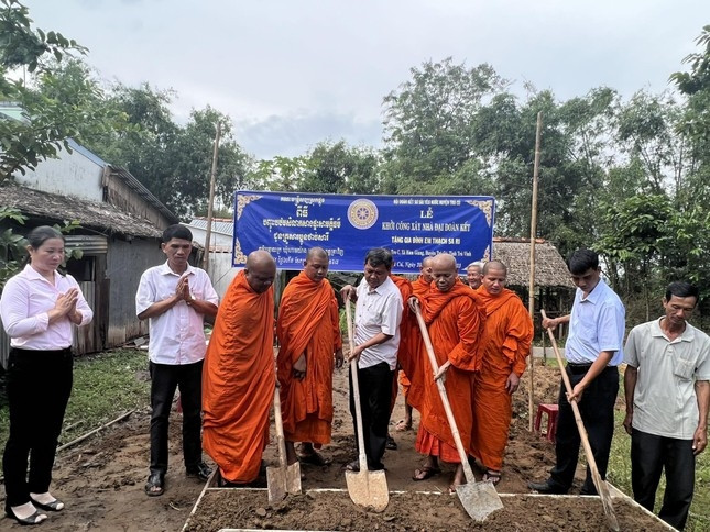 Thường trực Hội Đoàn kết SSYN huyện Trà Cú ( Trà Vinh) Cùng chính quyền địa phương khởi công nhà đại đoàn kết cho ông Thạch Sa Ri 
