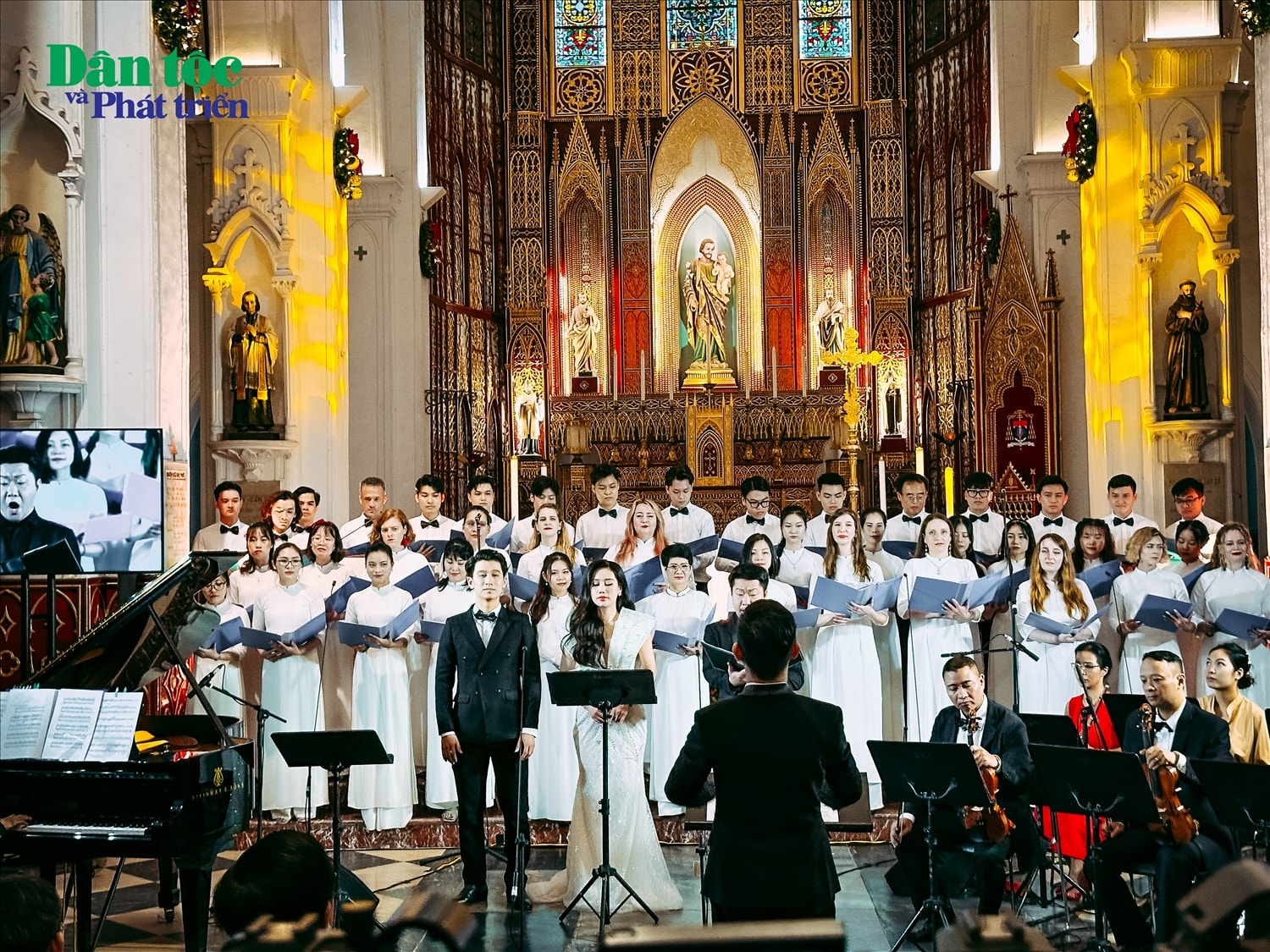 Màn hòa ca đến từ từ nhóm các nghệ sĩ opera- Kosmos Opera