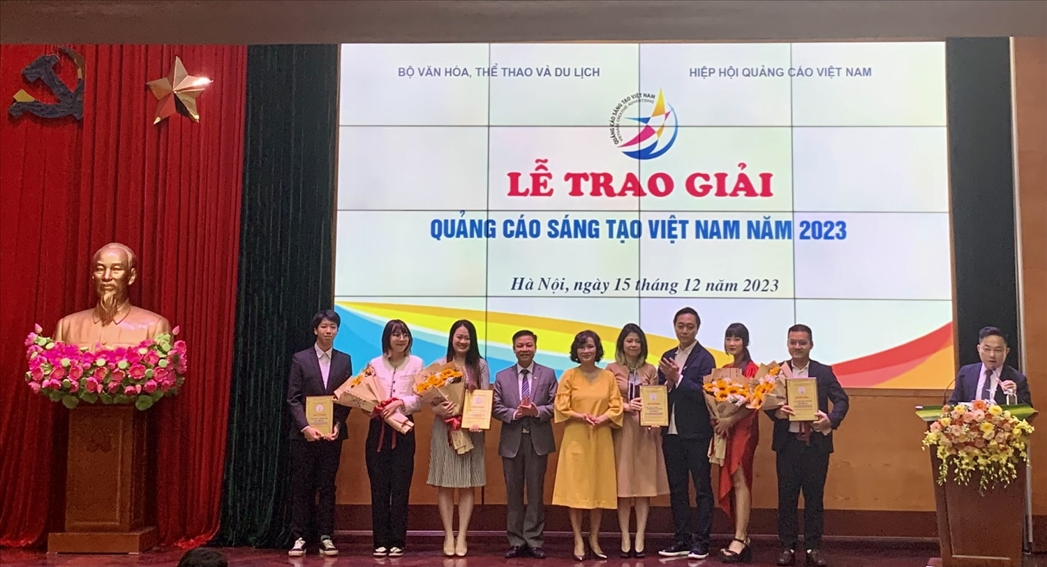 Ban tổ chức trao giải Ba cho các tác giả tác phẩm Ban tổ chức trao giải Ba cho các tác giả tác phẩm
