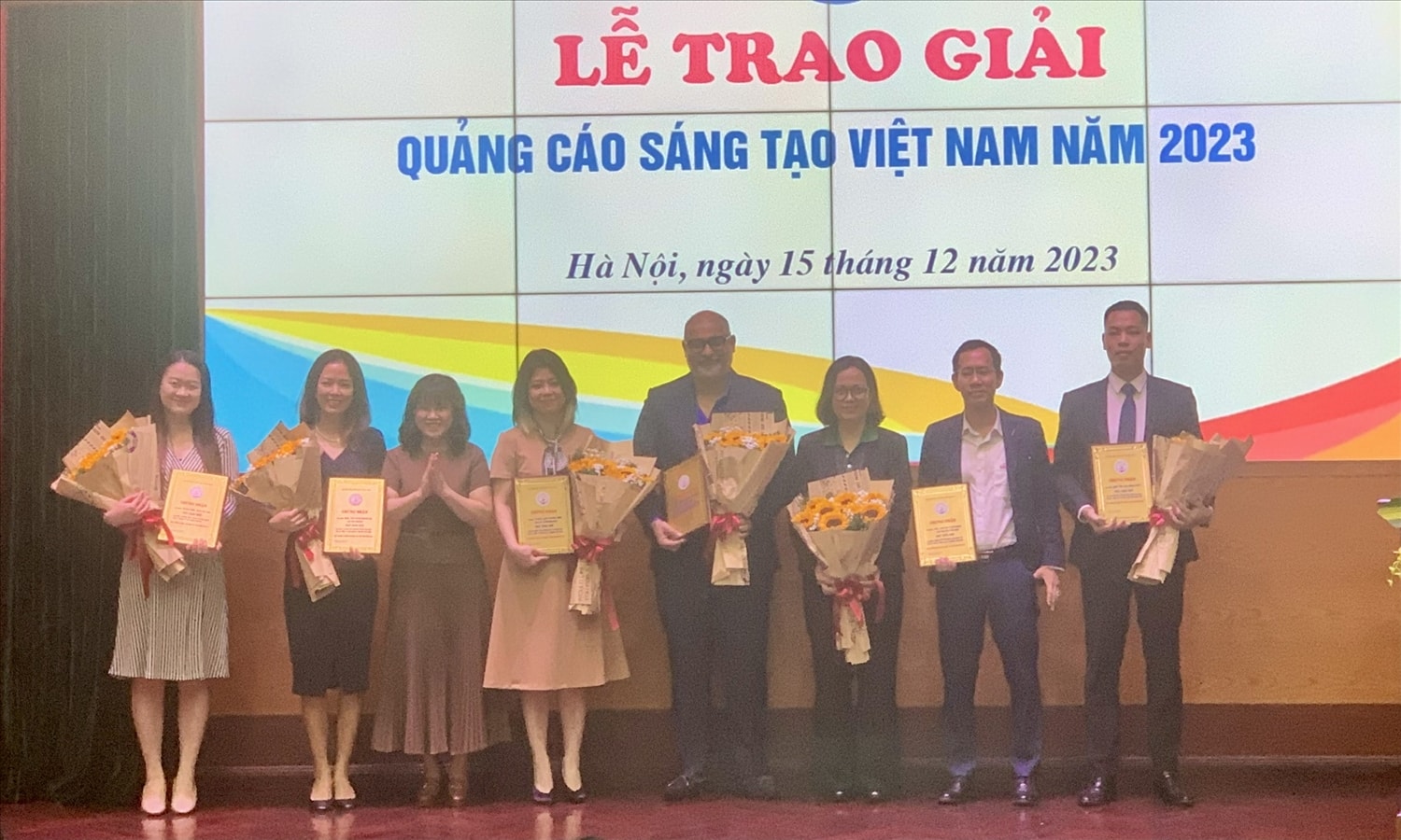 Ban tổ chức trao giải Nhì cho các tác giả tác phẩm Ban tổ chức trao giải Nhì cho các tác giả tác phẩm