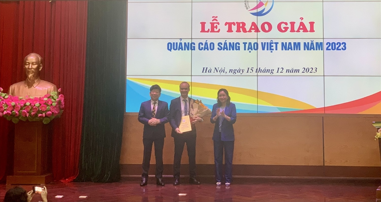 Bà Trịnh Thị Thủy, Thứ trưởng Bộ Văn hóa, Thể thao và Du lịch; ông Nguyễn Trường Sơn, Chủ tịch Hiệp hội Quảng cáo Việt Nam trao Giải nhất cho Tác phẩm: Bà Trịnh Thị Thủy, Thứ trưởng Bộ Văn hóa, Thể thao và Du lịch; ông Nguyễn Trường Sơn, Chủ tịch Hiệp hội Quảng cáo Việt Nam trao Giải nhất cho Tác phẩm: