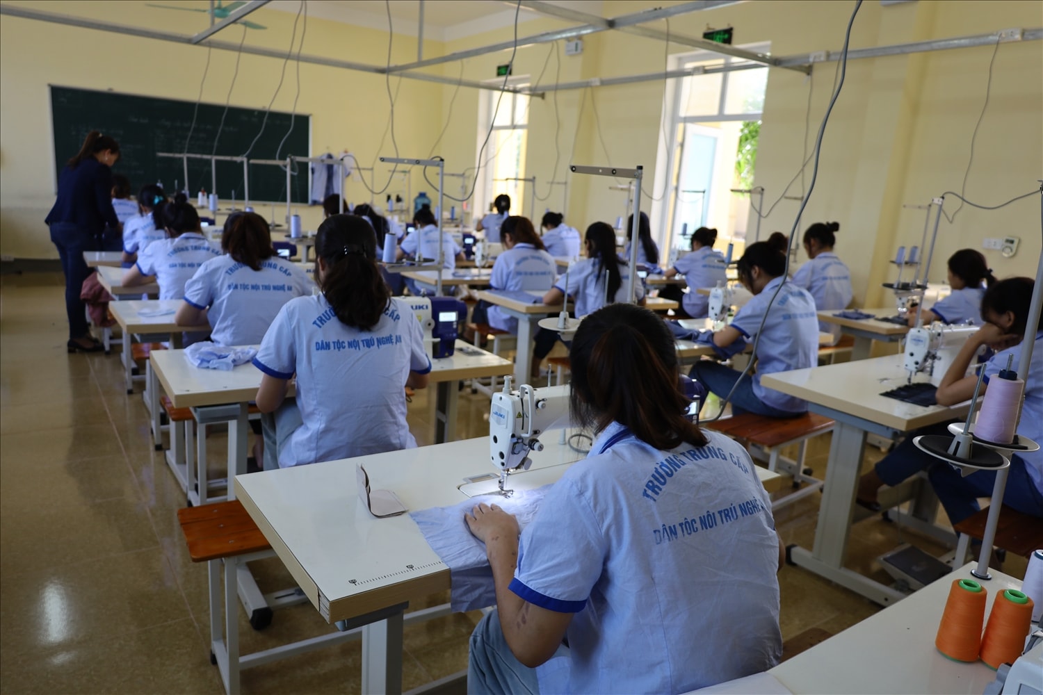 Giờ học nghề may của học sinh nhà trường