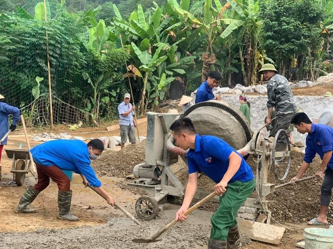Phát huy quyền làm chủ là động lực để người dân hăng hái tham gia Chương trình MTQG 1719. (Trong ảnh: Đoàn viên, thanh niên xã Trần Phú, huyện Na Rì, tỉnh Bắc Kạn và người dân chung sức xây dựng Nhà Văn hóa thôn Khuổi A) 