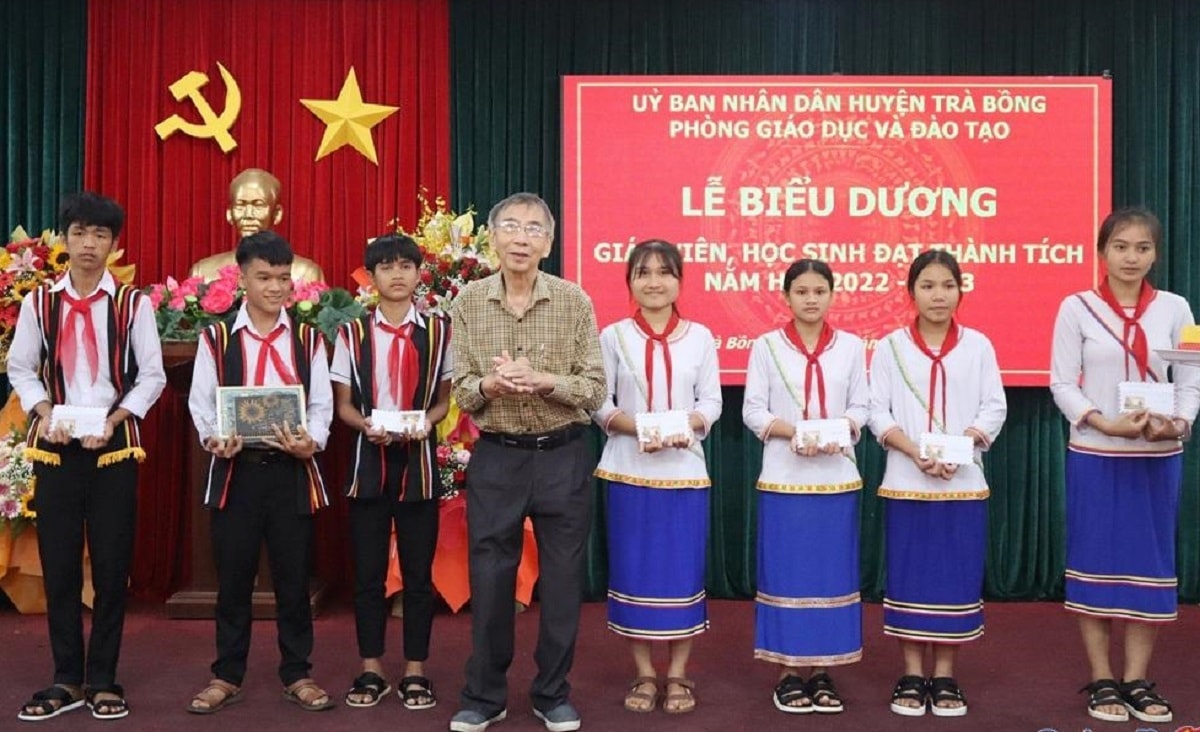 Hồ Thanh Kỹ (thứ 2 từ trái sang) được tuyên dương vì có thành tích đạt giải cấp tỉnh