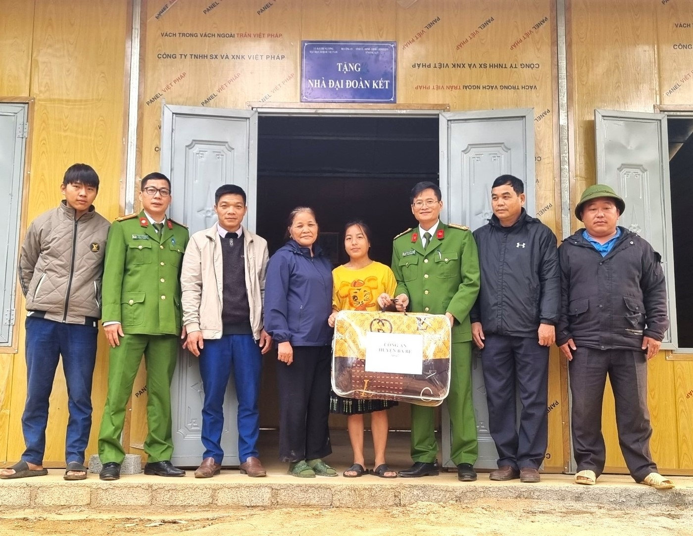 (Ban CĐ- tin- Thông tin đối ngoại) Bắc Kạn: Công an huyện Ba Bể bàn giao 48 căn nhà cho hộ nghèo