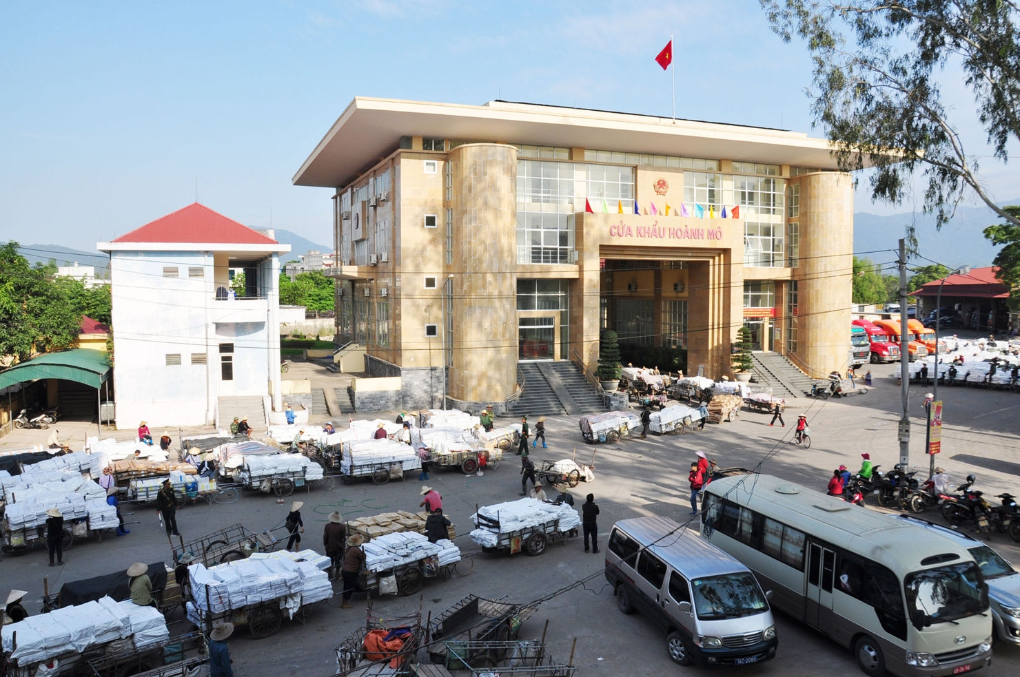 Hiện cả nước đã thành lập 26 khu kinh tế cửa khẩu trên cả 03 tuyến biên giới. (Trong ảnh: Khu kinh tế cửa khẩu Hoành Mô - Đồng Mô, tỉnh Quảng Ninh là cửa ngõ giao lưu, trung chuyển thương mại quốc tế và đầu mối giao thông quan trọng trong khu vực miền núi Bắc Bộ và vùng vành đai kinh tế Vịnh Bắc Bộ)