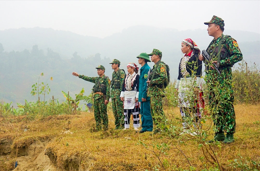 Tăng cường phát huy vai trò của đồng bào các dân tộc, tạo động lực cho sự phát triển và bảo đảm phát triển bền vững đất nước. (Trong ảnh: Bộ đội Biên phòng tỉnh Lào Cai cùng đồng bào DTTS vùng biên tuần tra đường biên, bảo vệ cột mốc quốc gia)