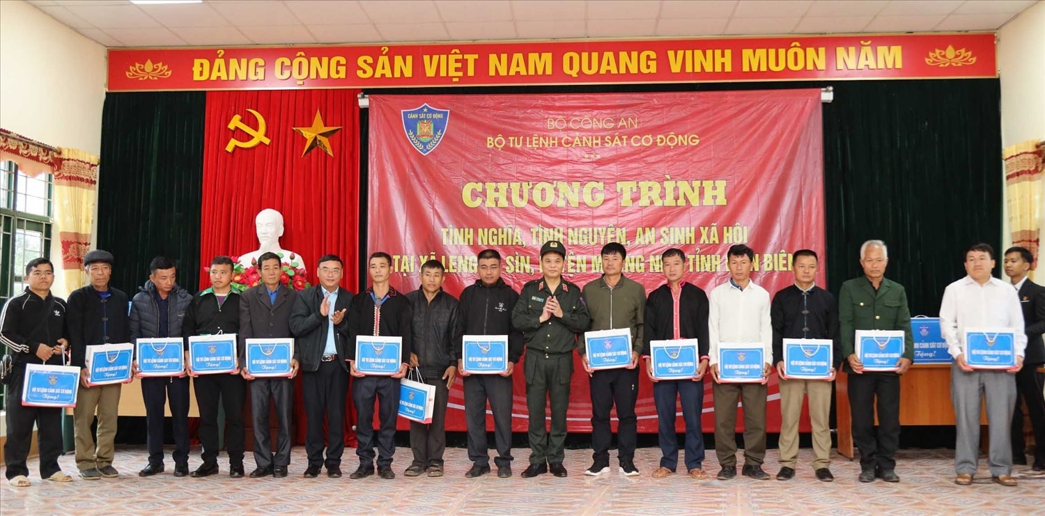 Thiếu tướng Lê Ngọc Châu, Bí thư Đảng ủy, Tư lệnh Cảnh sát cơ động tặng quà cho 14 già làng, trưởng bản, người có uy tín xã Leng Sun Sìn. Thiếu tướng Lê Ngọc Châu, Bí thư Đảng ủy, Tư lệnh Cảnh sát cơ động tặng quà cho 14 già làng, trưởng bản, người có uy tín xã Leng Sun Sìn.