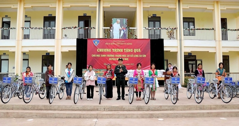 Thiếu tướng Lê Ngọc Châu, Bí thư Đảng ủy, Tư lệnh Cảnh sát cơ động tặng xe đạp cho các em học sinh Leng Su Sìn. Thiếu tướng Lê Ngọc Châu, Bí thư Đảng ủy, Tư lệnh Cảnh sát cơ động tặng xe đạp cho các em học sinh Leng Su Sìn.