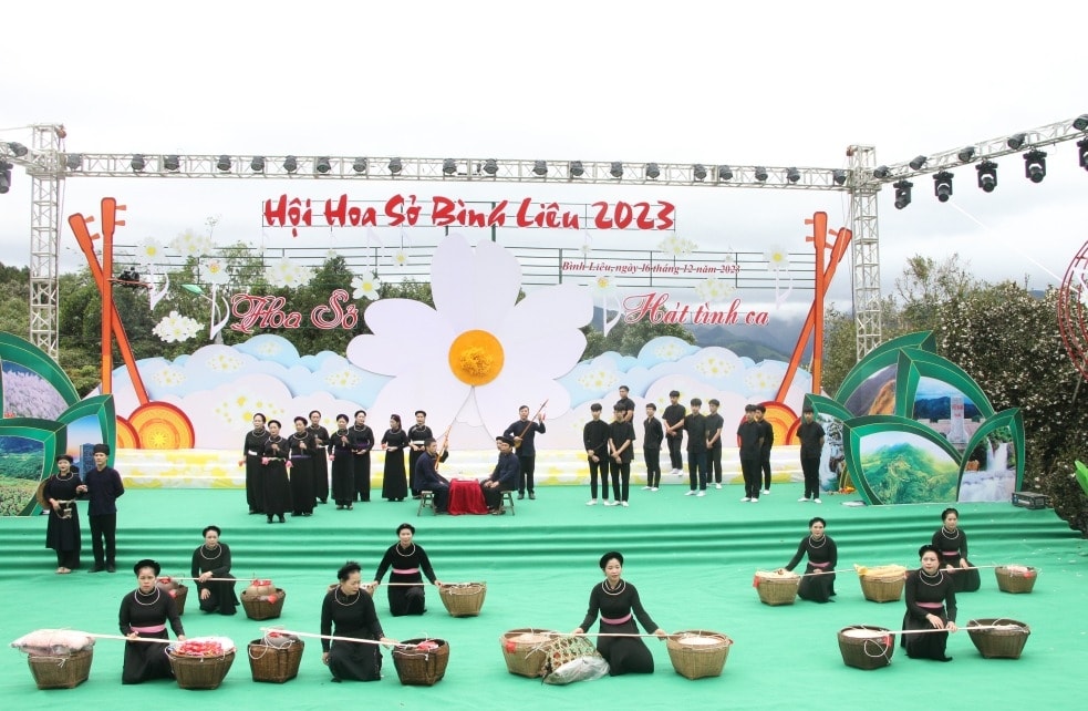 Tái hiện nghi lễ rước dâu trong đám cưới của người Tày Bình Liêu