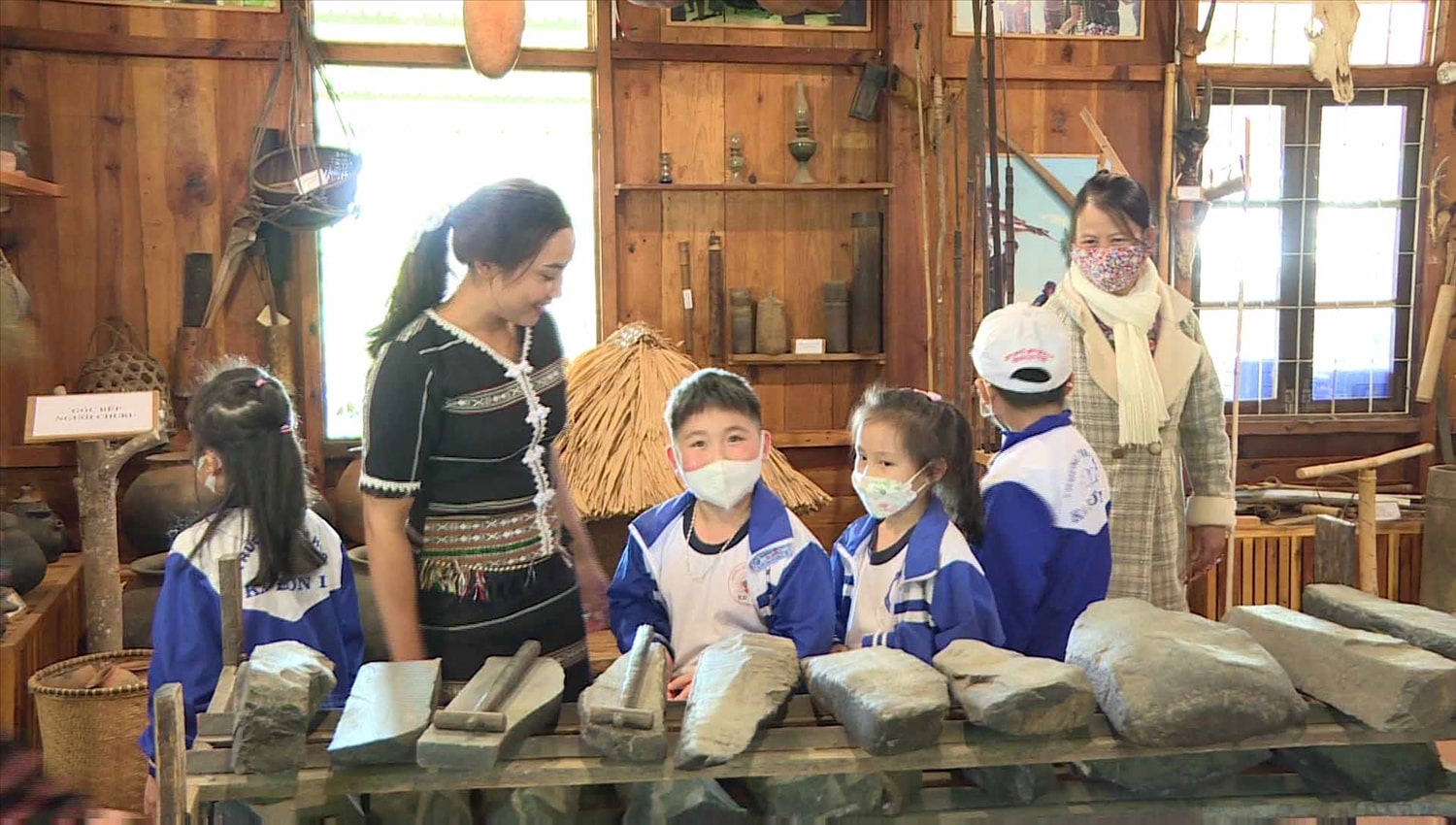 Các em nhỏ Trường Tiểu học Ka Đơn tham quan Bảo tàng. Các em nhỏ Trường Tiểu học Ka Đơn tham quan Bảo tàng.
