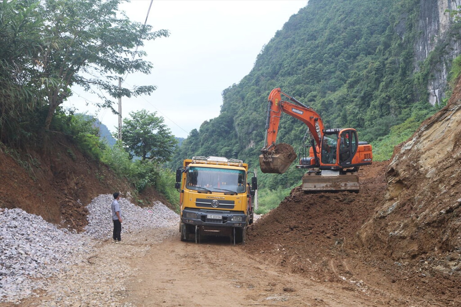 Đầu tư cơ sở hạ tầng giao thông giúp bà con DTTS thuận tiện đi lại, phát triển kinh tế