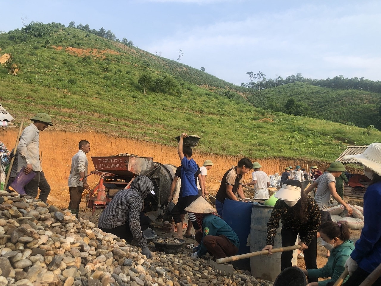 Người dân Tứ Quận (Yên Sơn) chung tay làm đường giao thông nông thôn