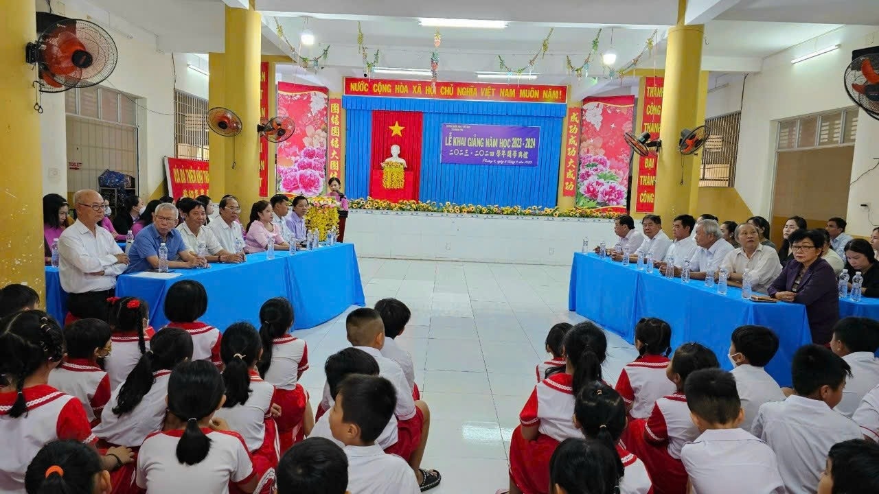 Với tâm huyết xây dựng trường Tân Minh Trí xứng đáng là ngôi trường học đại đoàn kết cho các dân tộc trên địa cùng theo học, các vị trong Hội Tương tế  người Hoa luôn hỗ trợ , quan tâm kịp thời