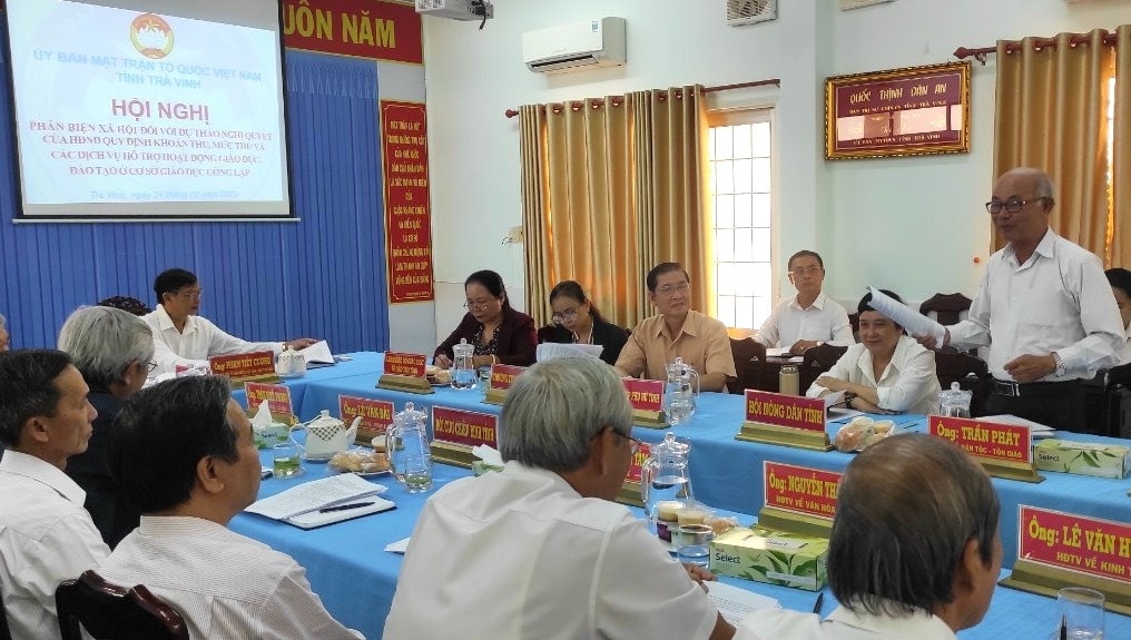 Ông Trần Phát ( người đứng) Người có uy tín TP. Trà Vinh, tham gia công tác mặt trận tại  địa phương 