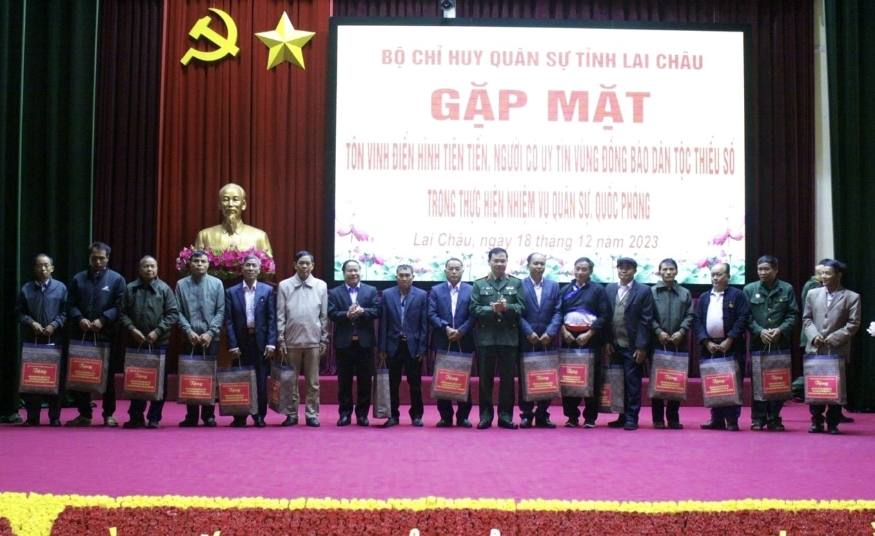 Ông Tống Thanh Hải, Phó Chủ tịch Thường trực UBND tỉnh Lai Châu và Đại tá Hán Đức Nhu, Chỉ huy Trưởng Bộ Chỉ huy Quân sự tỉnh tặng quà cho các điển hình tiên tiến, Người có uy tín. Ông Tống Thanh Hải, Phó Chủ tịch Thường trực UBND tỉnh Lai Châu và Đại tá Hán Đức Nhu, Chỉ huy Trưởng Bộ Chỉ huy Quân sự tỉnh tặng quà cho các điển hình tiên tiến, Người có uy tín.