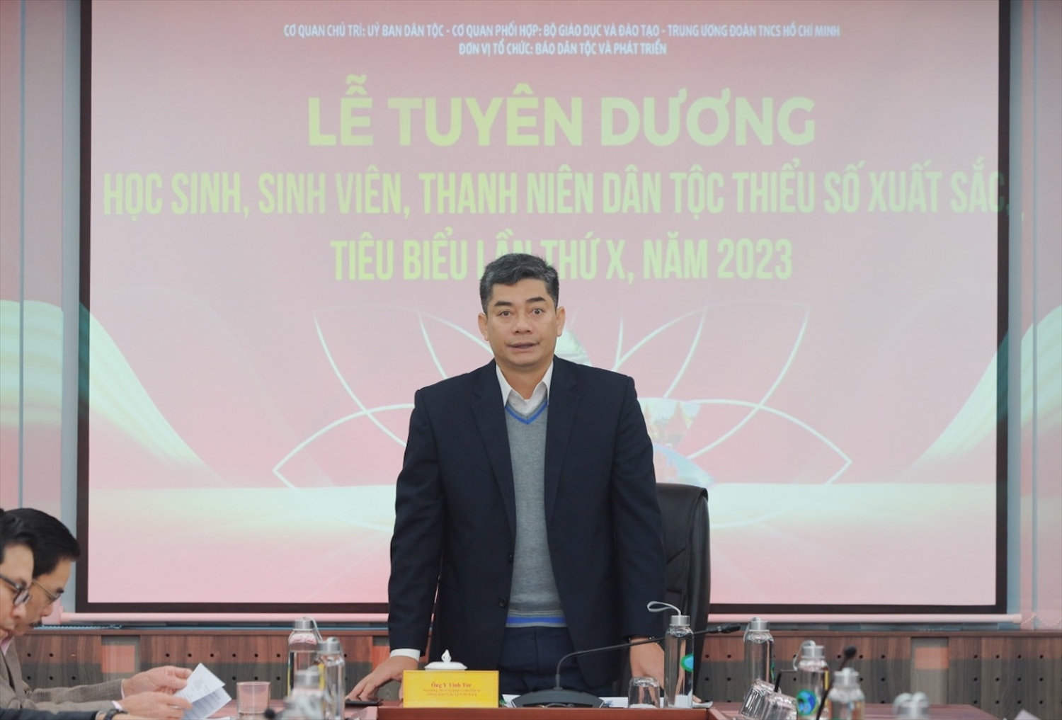 Thứ trưởng, Phó Chủ nhiệm Y Vinh Tơr - Trưởng ban Chỉ đạo Lễ tuyên dương chủ trì cuộc họp (Ảnh: Vũ Mừng)
