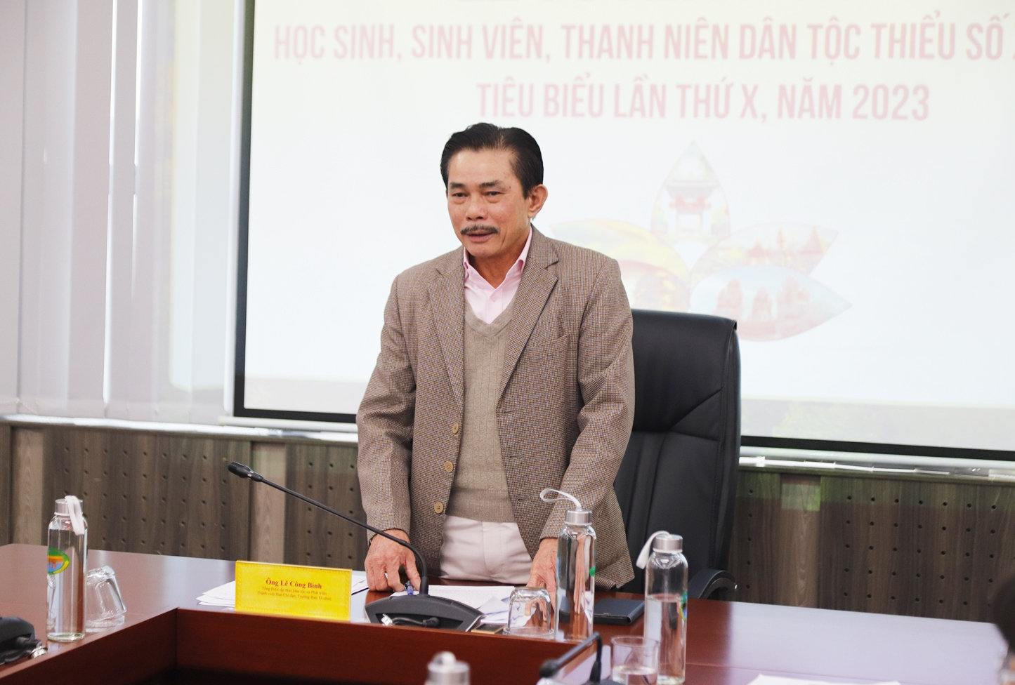 Ông Lê Công Bình - Tổng Biên tập Báo Dân tộc và Phát triển - Trưởng Ban Tổ chức Lễ Tuyên dương phát biểu tại họp báo Ông Lê Công Bình - Tổng Biên tập Báo Dân tộc và Phát triển - Trưởng Ban Tổ chức Lễ Tuyên dương phát biểu tại họp báo