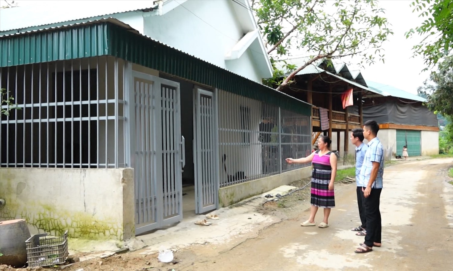 Căn nhà khang trang của gia đình bà Lò Thị Vĩnh, bản Nậm Cầy, xã Nậm Hàng, huyện Nậm Nhùn, tỉnh Lai Châu được xây dựng từ tiền gởi về của 2 người con đi xuất khẩu lao động tại Đài Loan. Căn nhà khang trang của gia đình bà Lò Thị Vĩnh, bản Nậm Cầy, xã Nậm Hàng, huyện Nậm Nhùn, tỉnh Lai Châu được xây dựng từ tiền gởi về của 2 người con đi xuất khẩu lao động tại Đài Loan.