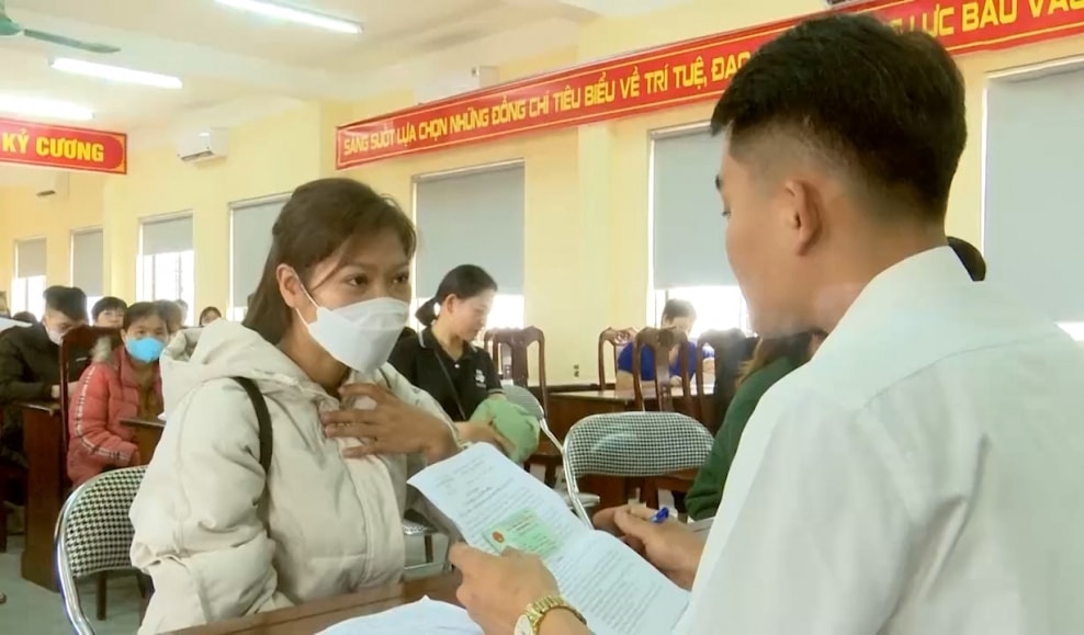 Người lao động tư vấn tuyển dụng tại Trung tâm Dịch vụ việc làm tỉnh