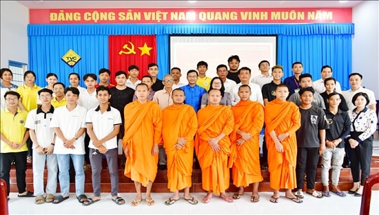 Chương trình thu hút hơn 50 học viên là các vị chư tăng, thanh thiếu niên đến từ huyện Châu Thành, TP. Trà Vinh và Trường Đại học Trà Vinh tham gia Chương trình thu hút hơn 50 học viên là các vị chư tăng, thanh thiếu niên đến từ huyện Châu Thành, TP. Trà Vinh và Trường Đại học Trà Vinh tham gia