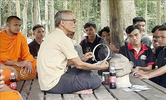 Nghệ nhân ưu tú Thạch Sang, huyện Châu Thành ( Trà Vinh) truyền đạt những kỹ thuật cơ bản cho các học viên Nghệ nhân ưu tú Thạch Sang, huyện Châu Thành ( Trà Vinh) truyền đạt những kỹ thuật cơ bản cho các học viên