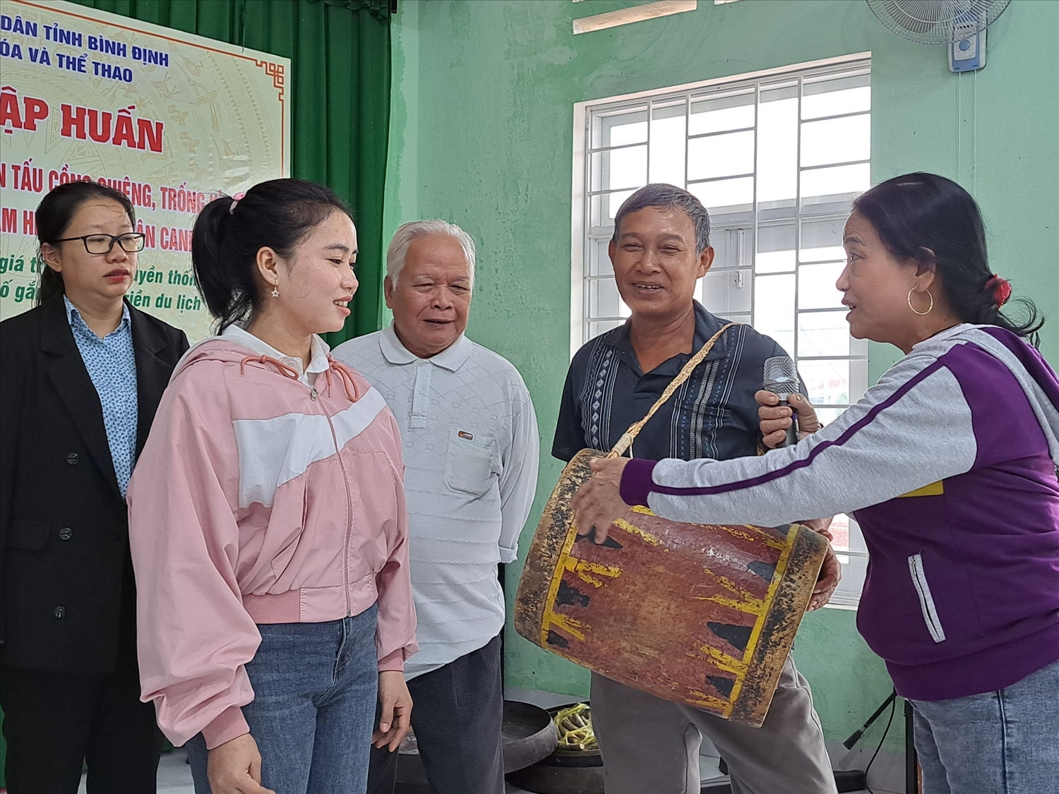 Bình Định đẩy mạnh triển khai thực hiện Chương trình MTQG 1719, trong ảnh các nghệ nhân đang dạy múa cồng chiêng, trống k’toang cho người dân (Dự án 6 Chương trình MTQG 1719) Bình Định đẩy mạnh triển khai thực hiện Chương trình MTQG 1719, trong ảnh các nghệ nhân đang dạy múa cồng chiêng, trống k’toang cho người dân (Dự án 6 Chương trình MTQG 1719)