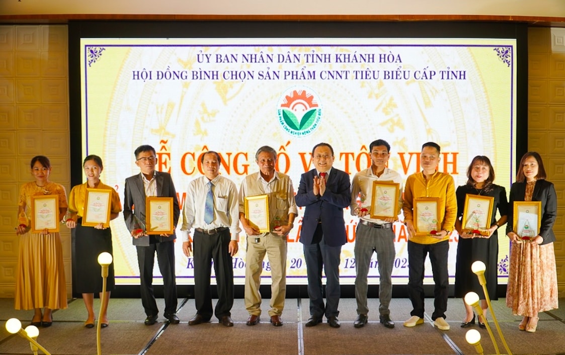 Đại diện Lãnh đạo tỉnh Khánh Hòa và Sở Công Thương trao Giấy chứng nhận sản phẩm CNNT tiêu biểu 2023 cho doanh nghiệp, cơ sở sản xuất Đại diện Lãnh đạo tỉnh Khánh Hòa và Sở Công Thương trao Giấy chứng nhận sản phẩm CNNT tiêu biểu 2023 cho doanh nghiệp, cơ sở sản xuất