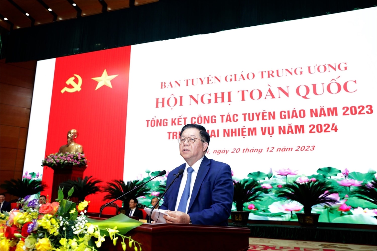 Đồng chí Nguyễn Trọng Nghĩa, Bí thư Trung ương Đảng, Trưởng Ban Tuyên giáo Trung ương - Trưởng Ban Chỉ đạo Công tác thông tin đối ngoại phát biểu tại Hội nghị
