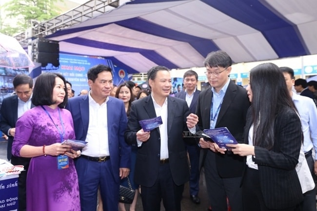 Các đại biểu tham gia Tuần cao điểm cung - cầu lao động trao đổi với các doanh nghiệp có nhu cầu tuyển dụng