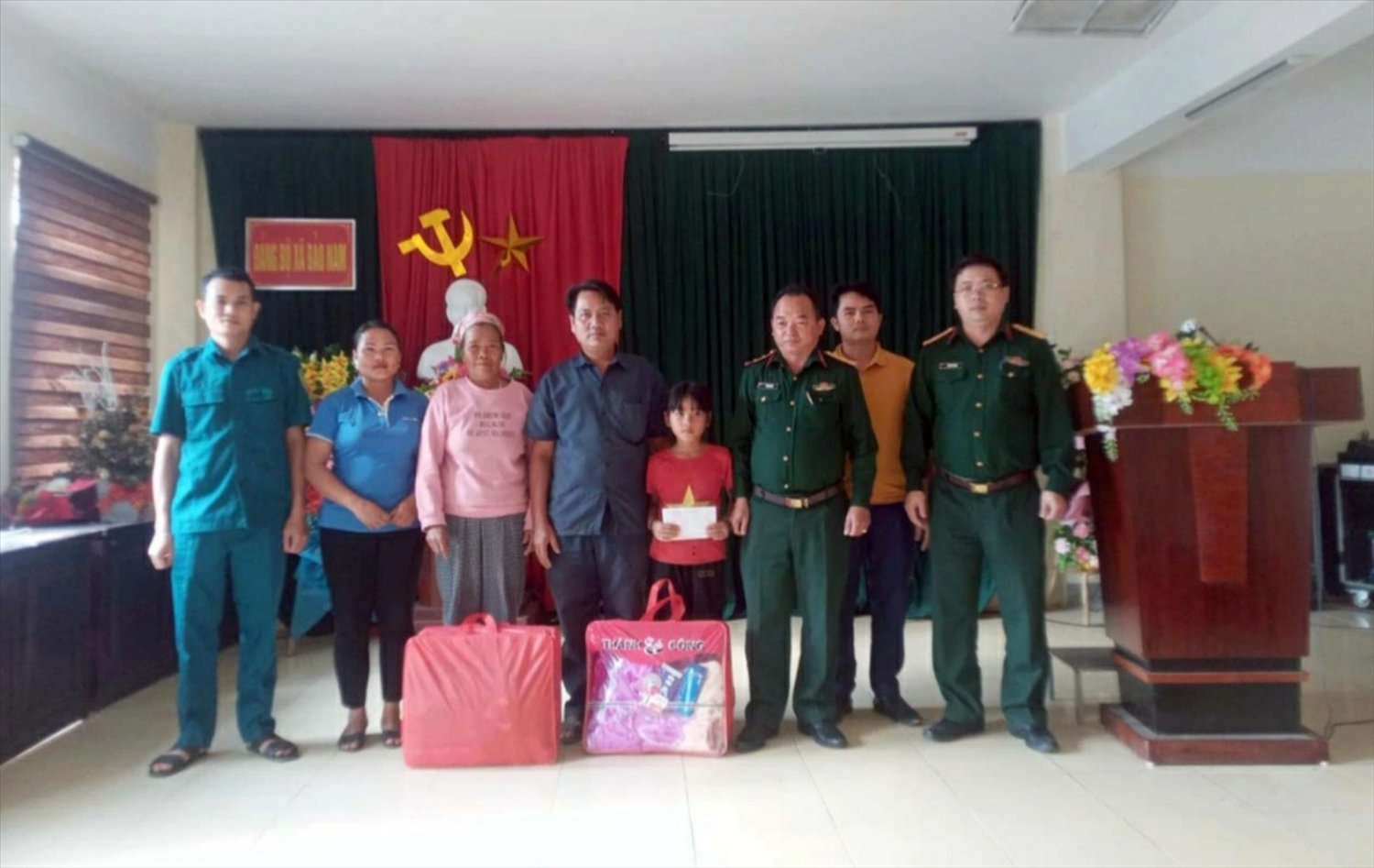 Ban chỉ huy quân sự huyện Kỳ Sơn đỡ đầu cháu bé có hoàn cảnh khó khăn