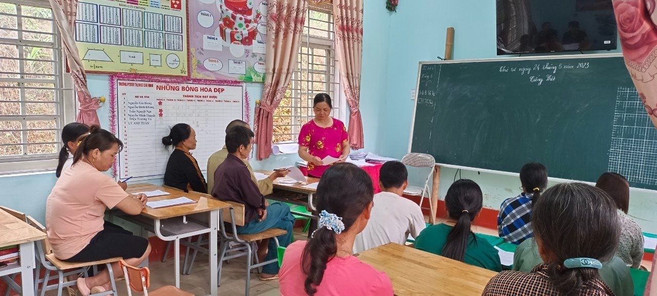 Việc triển khai chế độ chính sách cho người dạy, người học sẽ góp phần nâng cao tỷ lệ xóa mù chữ cho vùng DTTS và miền núi