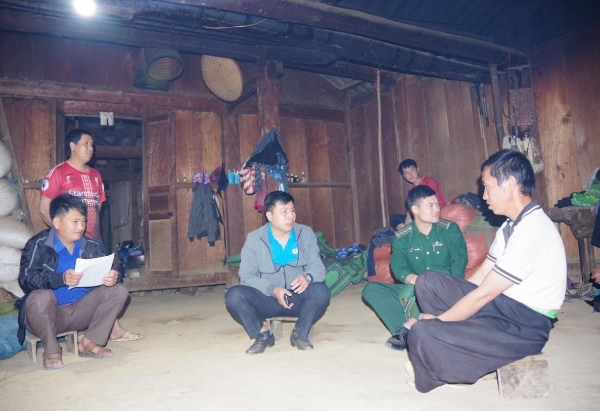 Chính quyền xã Mường Lạn, huyện Sốp Cộp (Sơn La) phối hợp Đồn Biên phòng Mường Lạn  tuyên truyền, vận động học viên ra lớp XMC