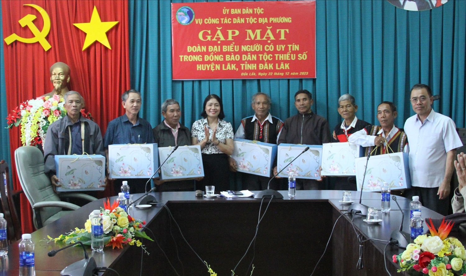 Lãnh đạo Vụ Công tác dân tộc địa phương trao 24 suất quà cho Người có uy tín Lãnh đạo Vụ Công tác dân tộc địa phương trao 24 suất quà cho Người có uy tín