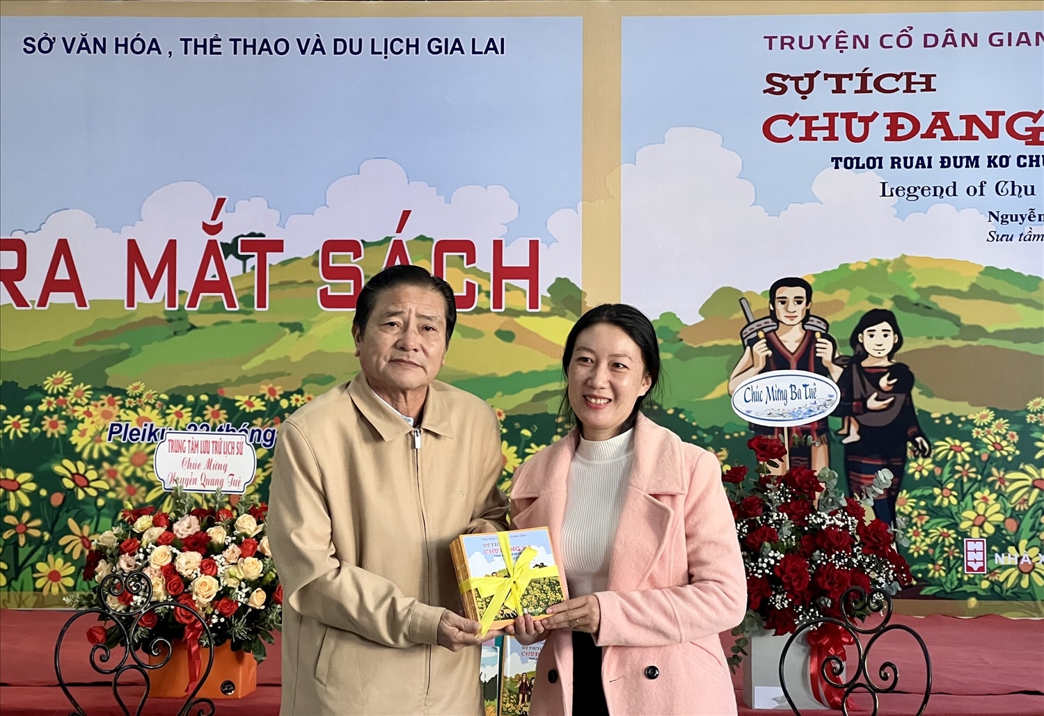 Giám đốc Sở Văn hóa, Thể thao và Du lịch tỉnh Gia Lai Trần Ngọc Nhung  tặng sách cho thư viện các huyện, thị xã, trường học trên địa bàn tỉnh 