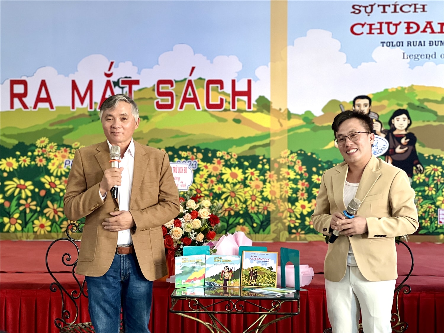 Thạc sĩ Nguyễn Quang Tuệ (bên trái ảnh) - tác giả Truyện cổ dân gian Gia Rai “Sự tích Chư Đang Ya” giao lưu, giải đáp thắc mắc của độc giả