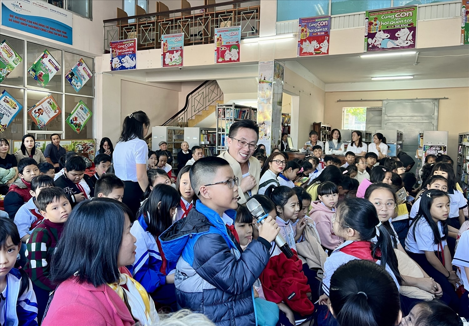 Các em học sinh hào hứng giao lưu, đặt câu hỏi với tác giả Truyện cổ dân gian Gia Rai “Sự tích Chư Đang Ya”