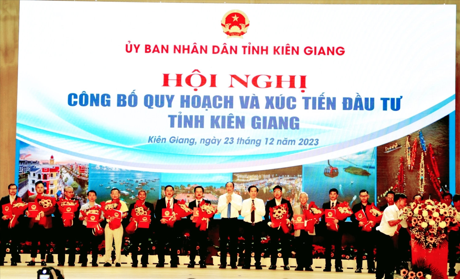 Lãnh đạo tỉnh Kiên Giang đã trao  Chủ trương đầu tư và biên bản nghi nhớ đến các nhà đầu tư