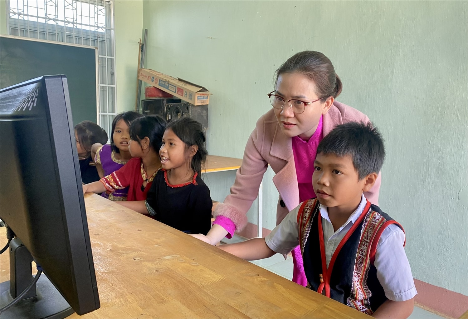 Các em học sinh DTTS ở Điểm trường thôn Jang Roong, xã Đăk Cấm, thành phố Kon Tum được học môn Tin học như các em ở điểm trường chính Các em học sinh DTTS ở Điểm trường thôn Jang Roong, xã Đăk Cấm, thành phố Kon Tum được học môn Tin học như các em ở điểm trường chính