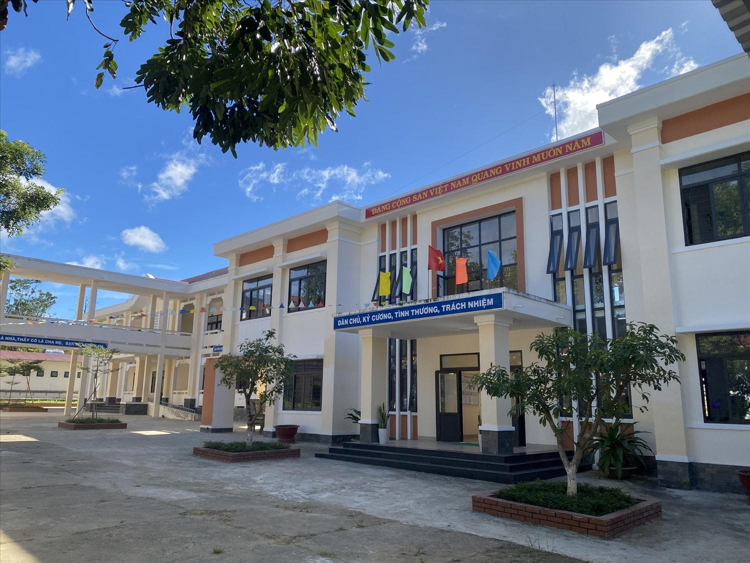 Trường lớp được đầu tư khang trang tạo điều kiện thuận lợi cho công tác nâng cao chất lượng đối với học sinh DTTS Trường lớp được đầu tư khang trang tạo điều kiện thuận lợi cho công tác nâng cao chất lượng đối với học sinh DTTS