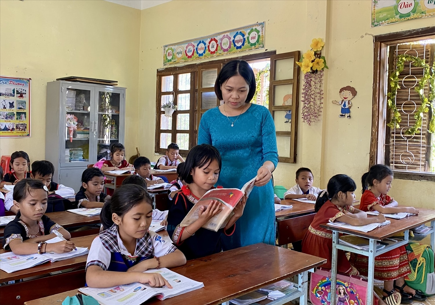 Thầy cô Trường Tiểu học Đặng Trần Côn, xã Ngọc Bay, Tp. Kon Tum luôn quan tâm nâng cao kỹ năng đọc,viết tiếng Việt cho các em học sinh DTTS Thầy cô Trường Tiểu học Đặng Trần Côn, xã Ngọc Bay, Tp. Kon Tum luôn quan tâm nâng cao kỹ năng đọc,viết tiếng Việt cho các em học sinh DTTS