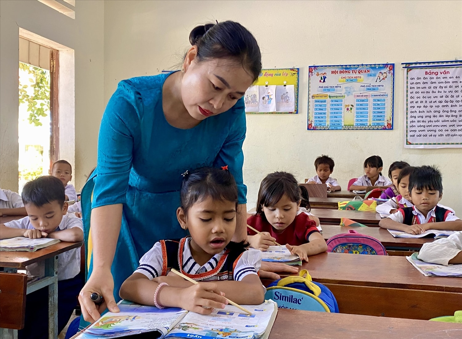 Sự quan tâm của thầy cô giúp các em học sinh DTTS mỗi ngày đến trường thực sự là một ngày vui Sự quan tâm của thầy cô giúp các em học sinh DTTS mỗi ngày đến trường thực sự là một ngày vui