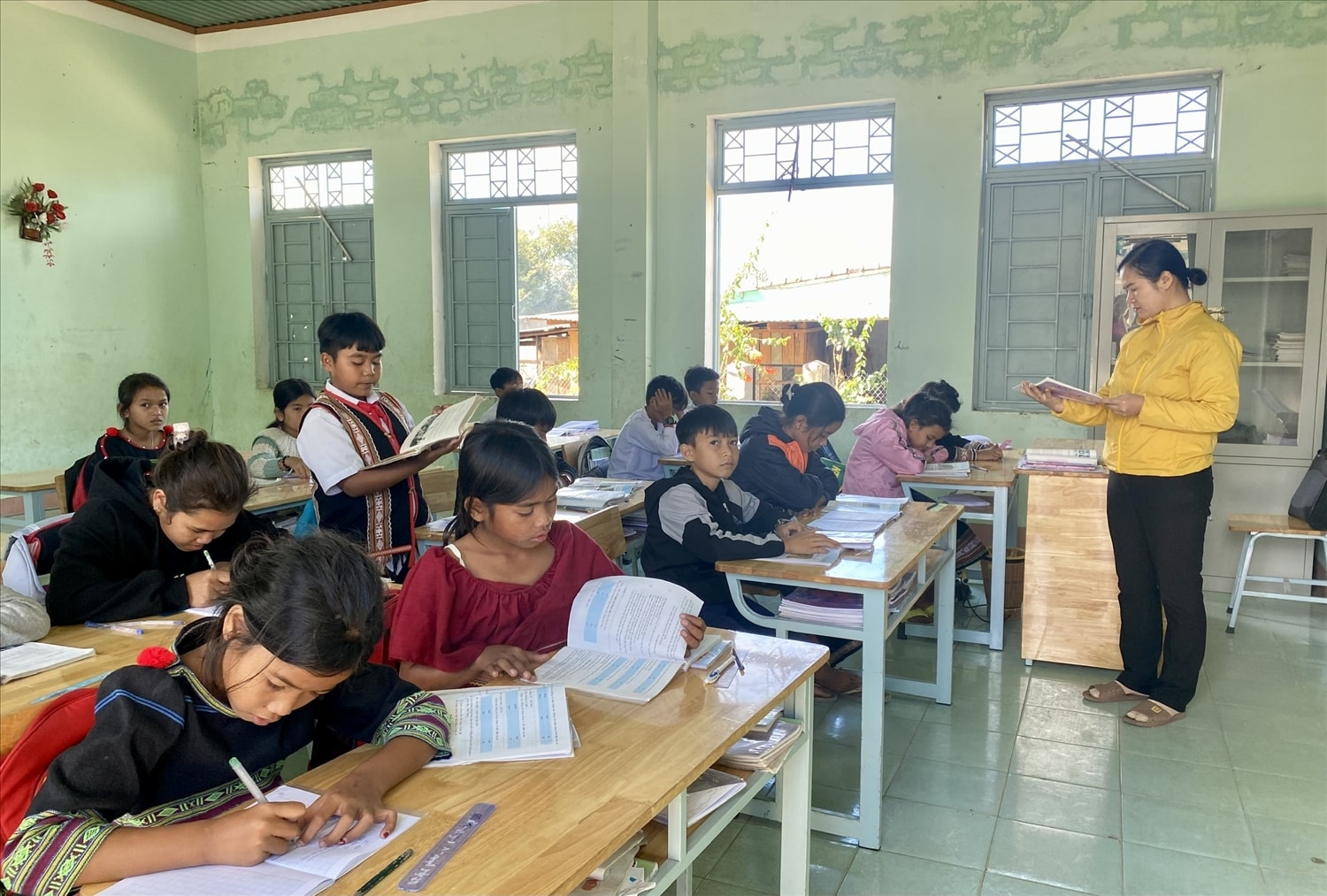 Thầy cô luôn tận tâm mang kiến thức đến với đến với các em học sinh DTTS Thầy cô luôn tận tâm mang kiến thức đến với đến với các em học sinh DTTS