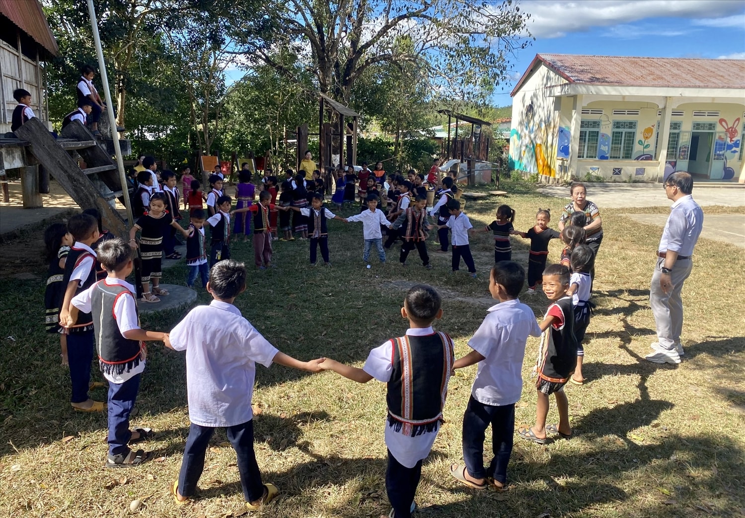 Nhiều hoạt động ngoại khóa giúp học sinh DTTS cảm thấy vui vẻ khi đến trường Nhiều hoạt động ngoại khóa giúp học sinh DTTS cảm thấy vui vẻ khi đến trường
