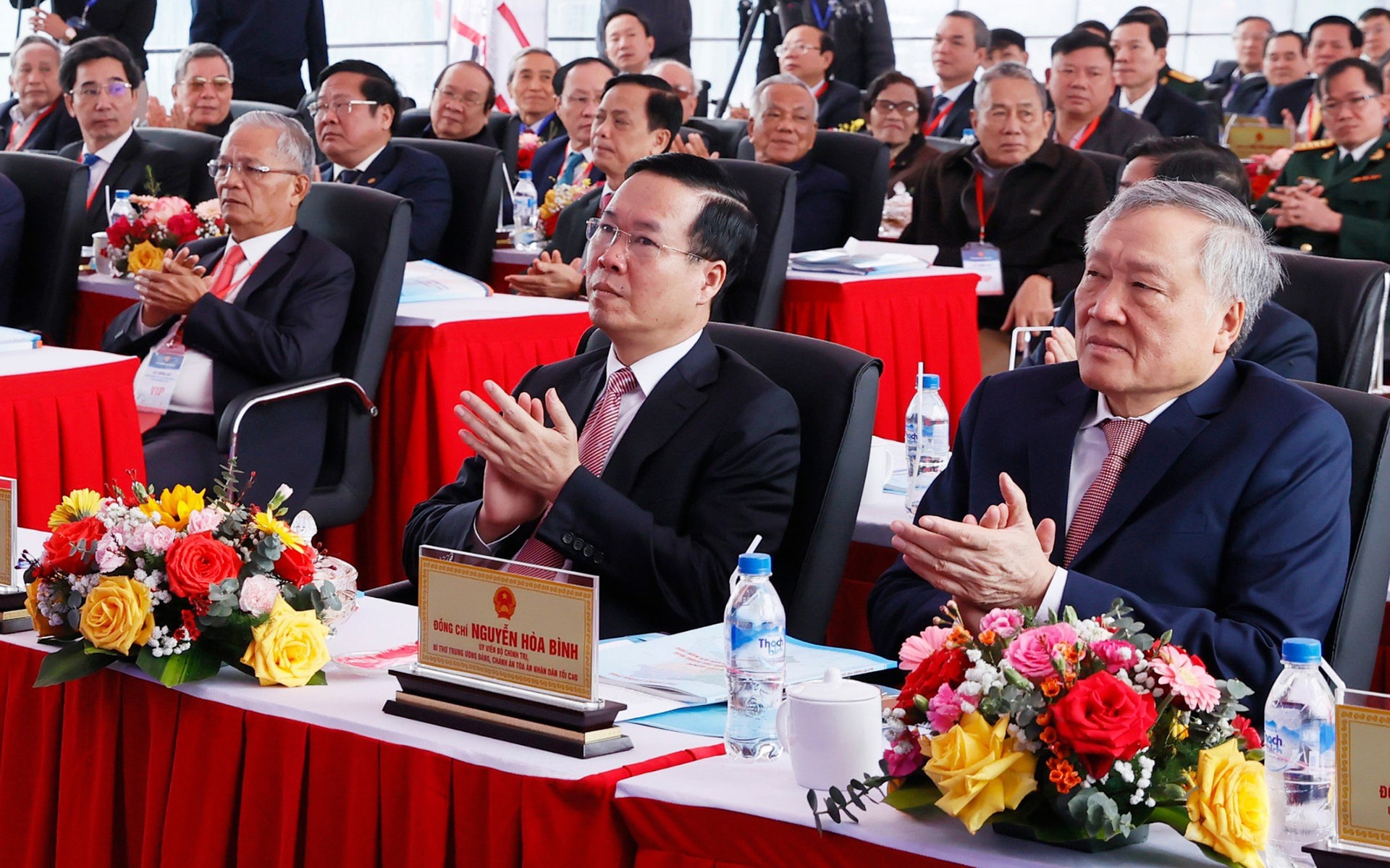 Chủ tịch nước Võ Văn Thưởng, Chánh án Toà án nhân dân Tối cao Nguyễn Hoà Bình tại lễ công bố Quy hoạch tỉnh Quảng Ngãi thời kỳ 2021-2030, tầm nhìn đến năm 2050 - Ảnh: VGP/MK